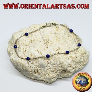 Armband mit silbernen Kugeln und Ketten aus blauen Achatperlen