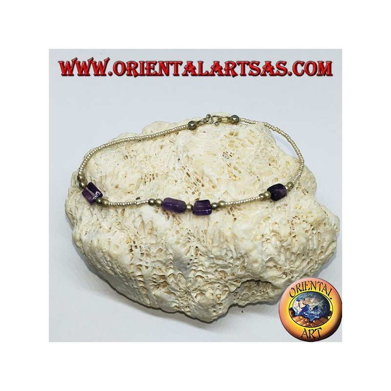 Pulsera ensartada con bolas de plata y piezas amatistas caídas.
