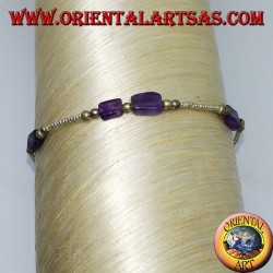 Pulsera ensartada con bolas de plata y piezas amatistas caídas.