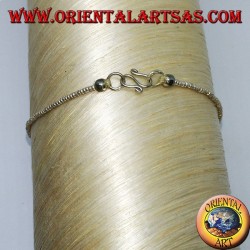 Pulsera ensartada con bolas de plata y piezas amatistas caídas.