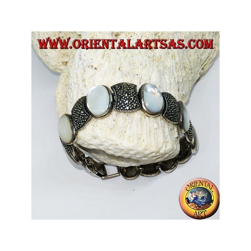 Pulseras de plata, engastadas con nácar ovalada y marcasita.