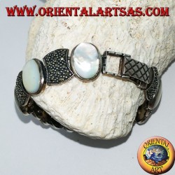 Pulseras de plata, engastadas con nácar ovalada y marcasita.