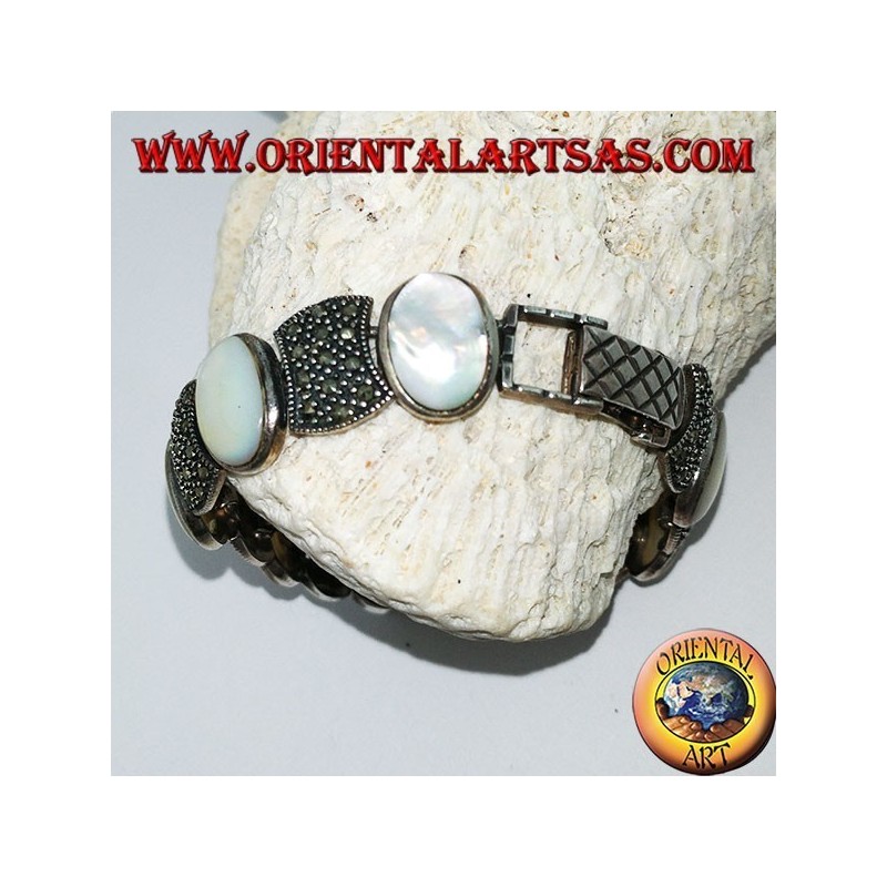 Pulseras de plata, engastadas con nácar ovalada y marcasita.