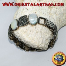 Pulseras de plata, engastadas con nácar ovalada y marcasita.