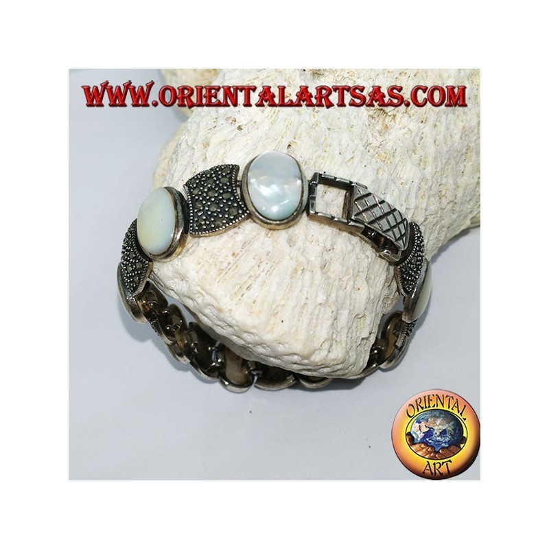 Silberarmbänder, besetzt mit ovalem Perlmutt und Markasit