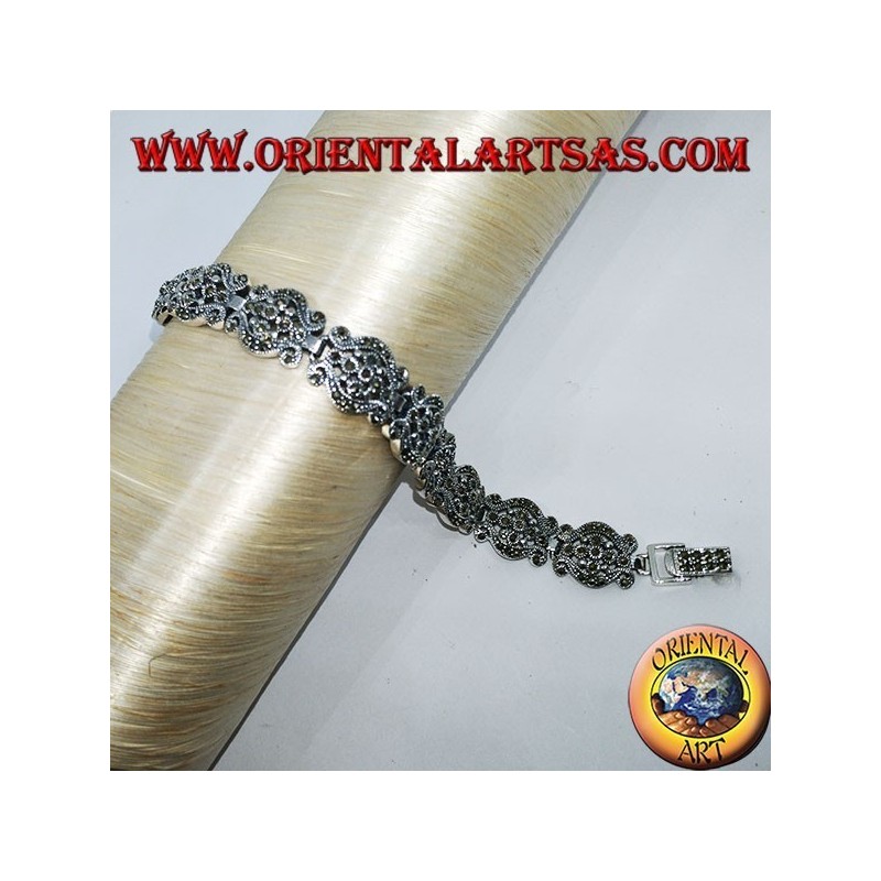 Pulseras de plata con marcas de estilo barroco.