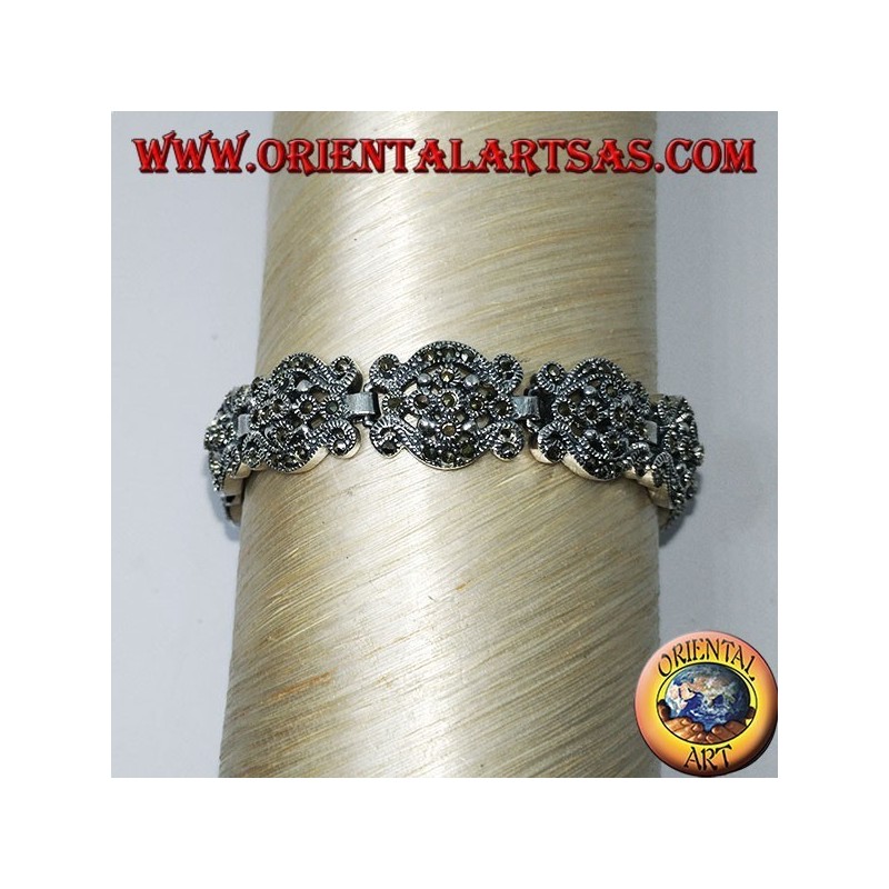 Pulseras de plata con marcas de estilo barroco.