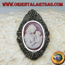 Silberbrosche und Anhänger mit Mutterkamee und Kind, umgeben von Markasiten