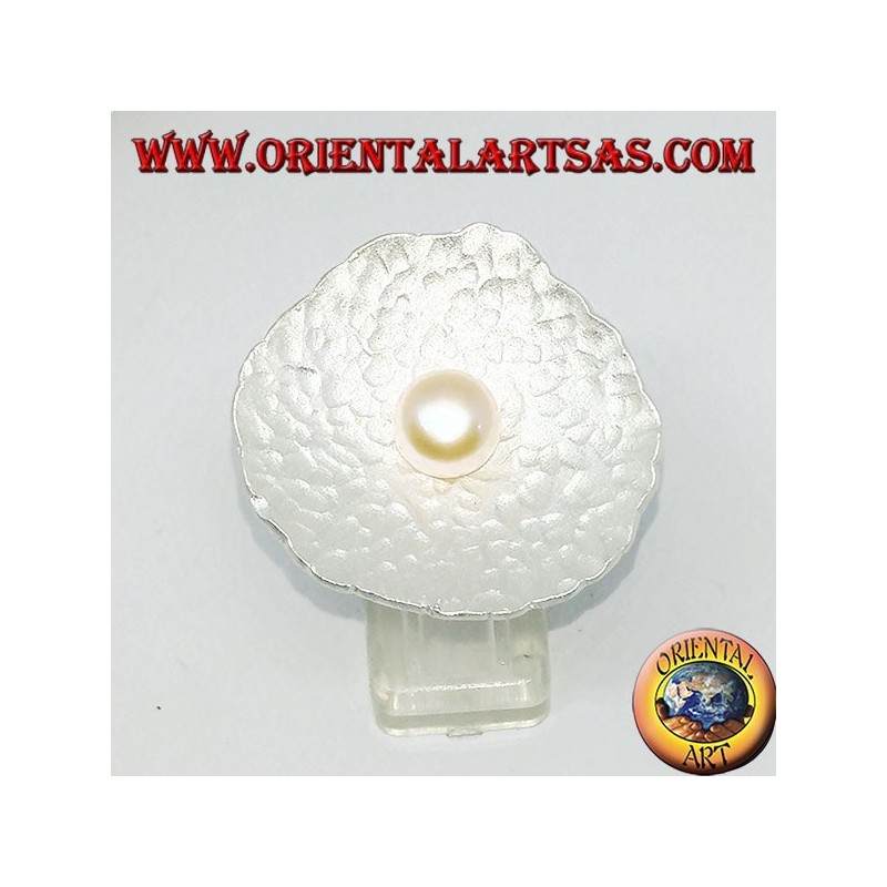 Shell-shaped satin silver ring with a central pink pearl