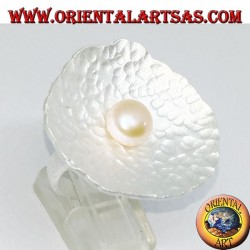 Shell-shaped satin silver ring with a central pink pearl