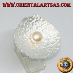 Anillo de plata satinada con forma de concha con una perla rosa central.