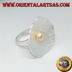 Bague en argent satiné en forme de coquille avec une perle rose centrale