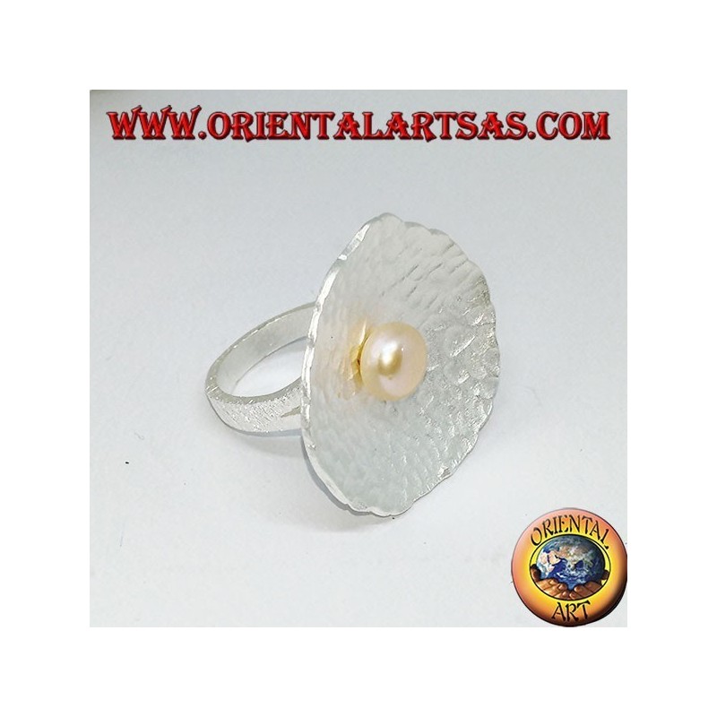 Anillo de plata satinada con forma de concha con una perla rosa central.