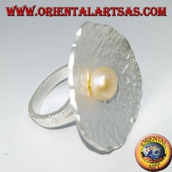 Anillo de plata satinada con forma de concha con una perla rosa central.