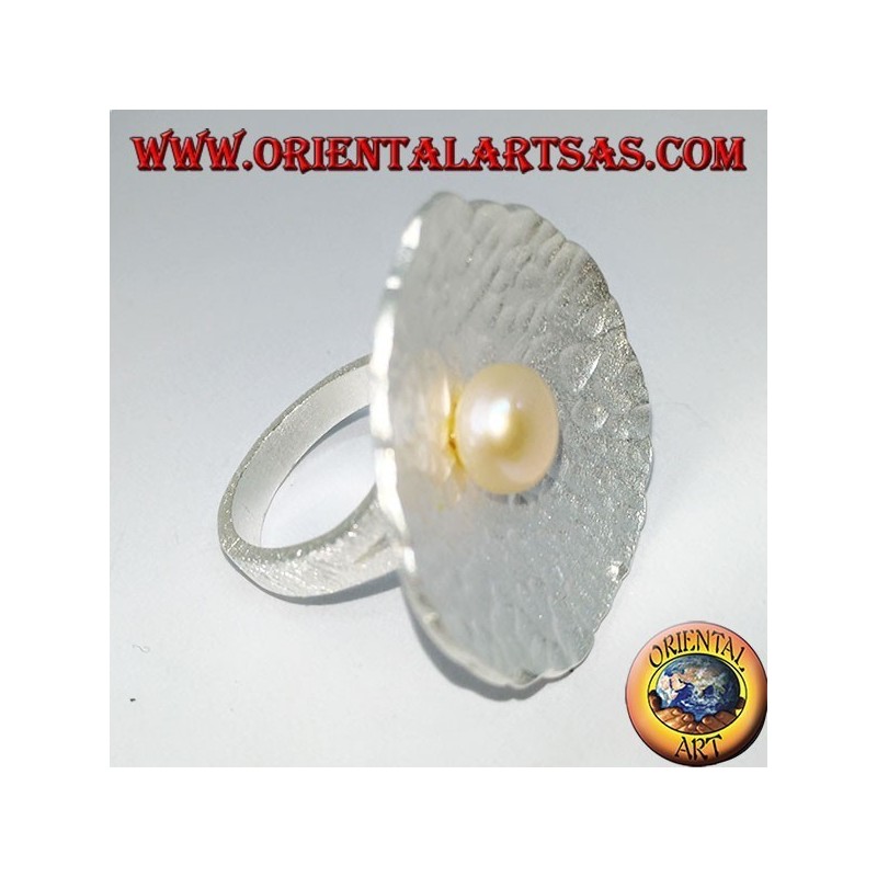 Anillo de plata satinada con forma de concha con una perla rosa central.