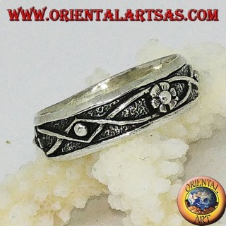 Anillo de plata con flor y alambre trenzado de bajo relieve.