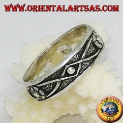 Anillo de plata con flor y alambre trenzado de bajo relieve.