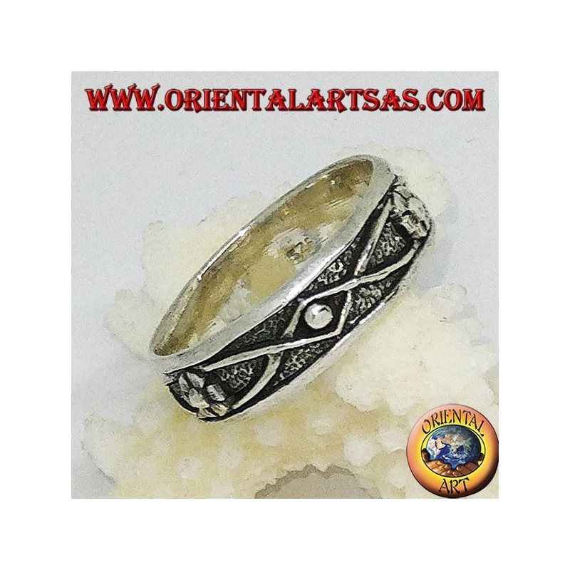 Anello fedina in argento con fiore e filo intrecciato a bassorilievo