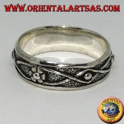 Bague en argent avec fil tressé de fleurs et de bas-relief