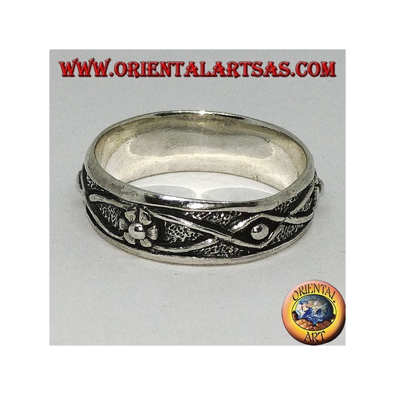 Anillo de plata con flor y alambre trenzado de bajo relieve.