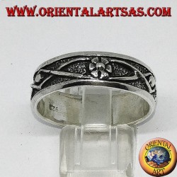 Anillo de plata con flor y alambre trenzado de bajo relieve.