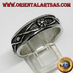 Silver band ring with flower and bas-relief braided wire