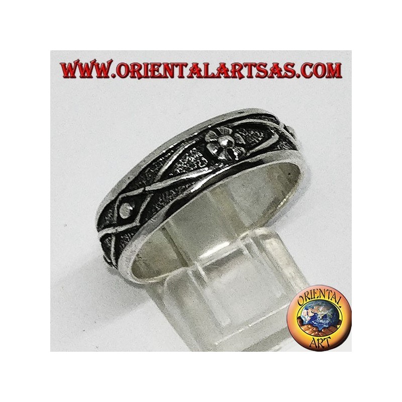 Anillo de plata con flor y alambre trenzado de bajo relieve.
