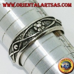 Bague en argent avec fil tressé de fleurs et de bas-relief