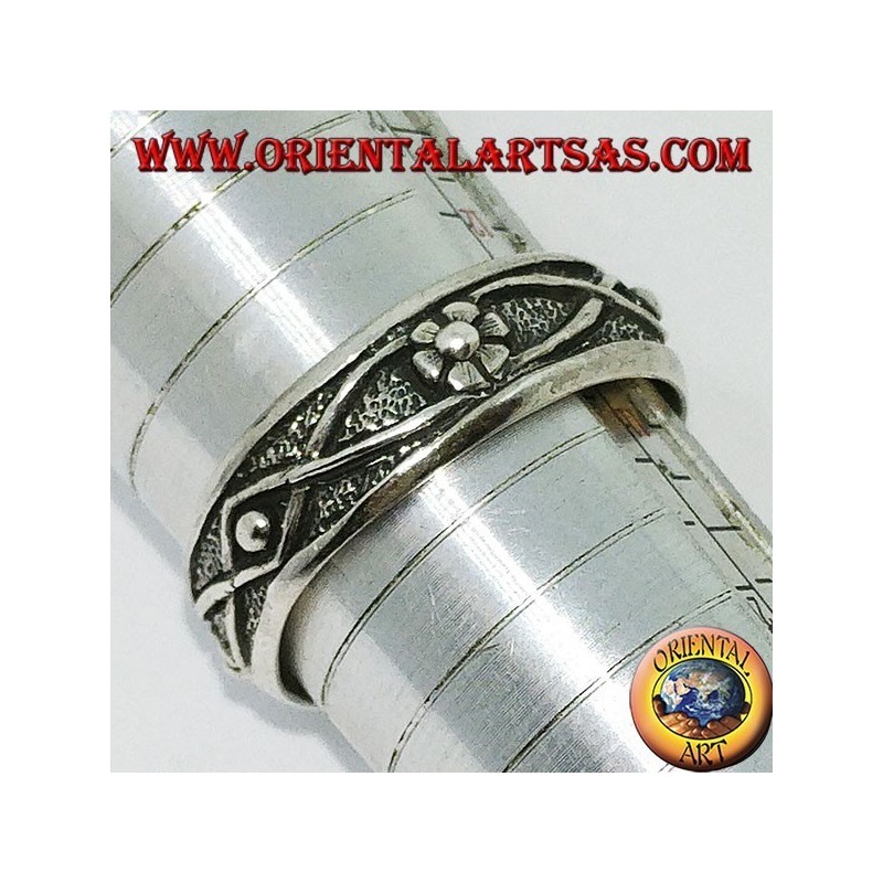 Anillo de plata con flor y alambre trenzado de bajo relieve.