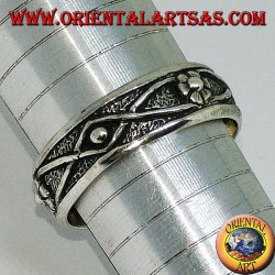 Anillo de plata con flor y alambre trenzado de bajo relieve.