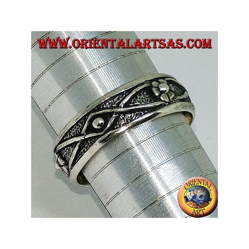 Silver band ring with flower and bas-relief braided wire