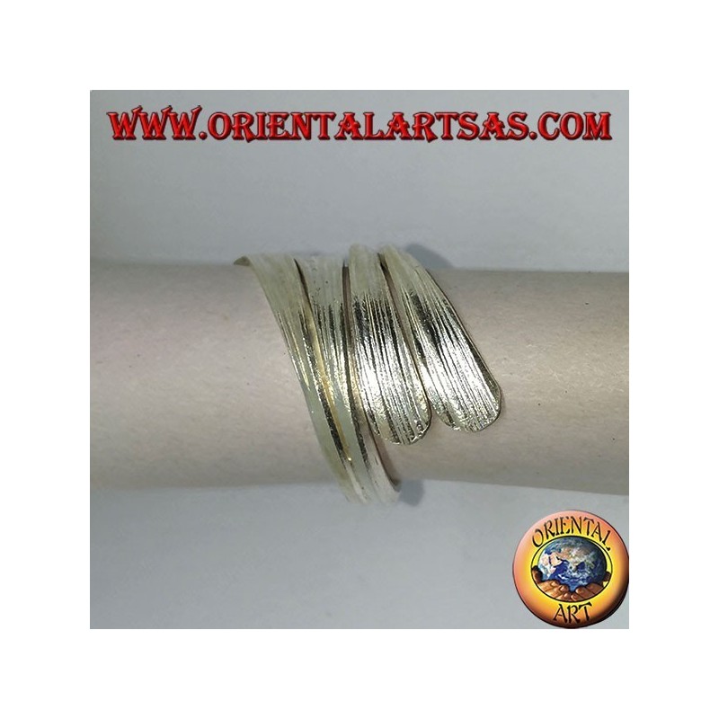 Anillo de plata laminado hecho a mano.