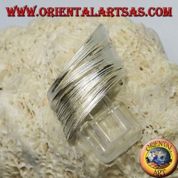 Anillo de plata laminado hecho a mano.