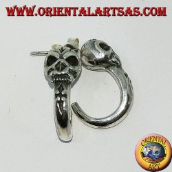 Pendiente de plata, semicírculo pirata con calavera.