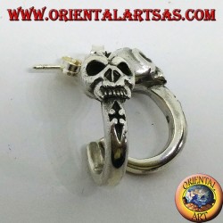 Pendiente de plata, semicírculo pirata con calavera.