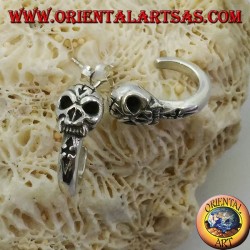 Pendiente de plata, semicírculo pirata con calavera.