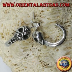 Pendiente de plata, semicírculo pirata con calavera.