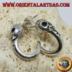 Pendiente de plata, semicírculo pirata con calavera.