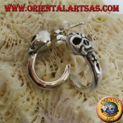 Pendiente de plata, semicírculo pirata con calavera.