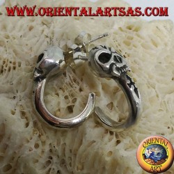 Pendiente de plata, semicírculo pirata con calavera.