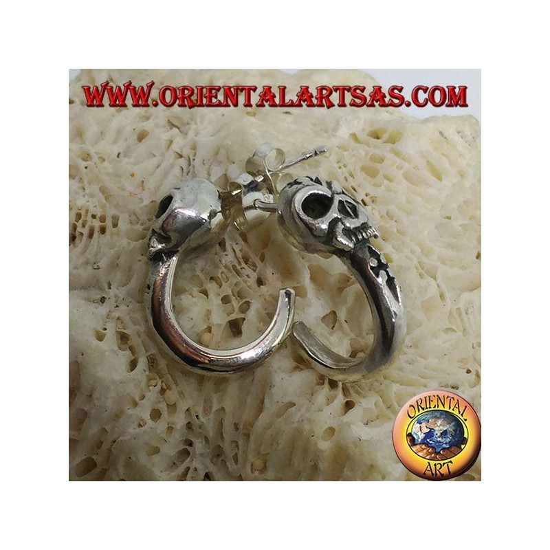 Pendiente de plata, semicírculo pirata con calavera.