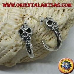 Pendiente de plata, semicírculo pirata con calavera.
