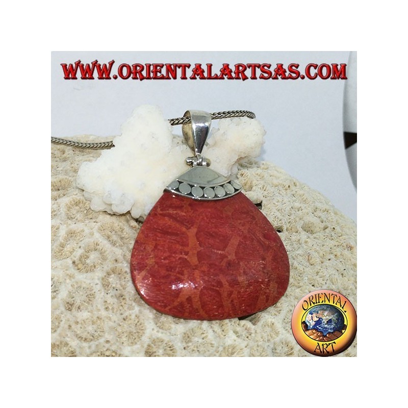 Pendentif triangulaire en corail rouge avec crochet en argent