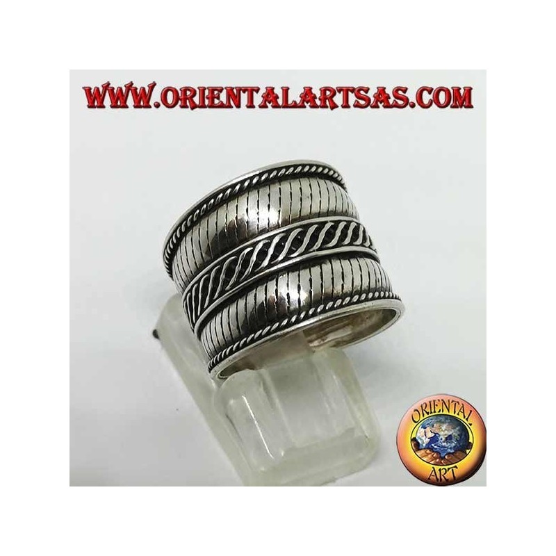 Bague large en argent avec des rayures croisées, Bali