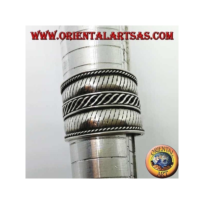 Bague large en argent avec des rayures croisées, Bali