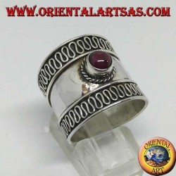 Anillo de banda ancha en plata con granate cabujón redondo, Bali