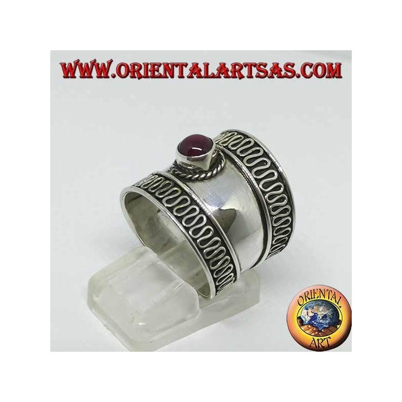 Anillo de banda ancha en plata con granate cabujón redondo, Bali
