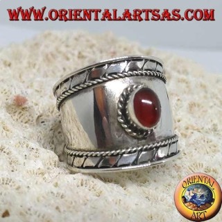 Anello fascia larga in argento con corniola ovale a cabochon tondo , Bali
