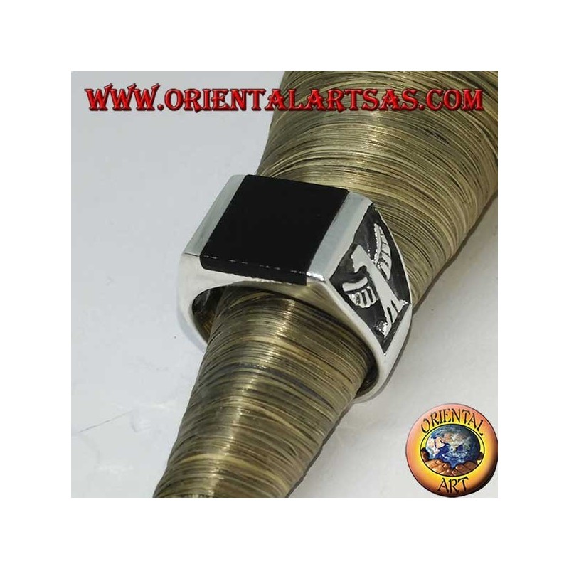 Silberner Ring mit quadratischem Onyx und kaiserlichen Flachreliefadlern an den Seiten