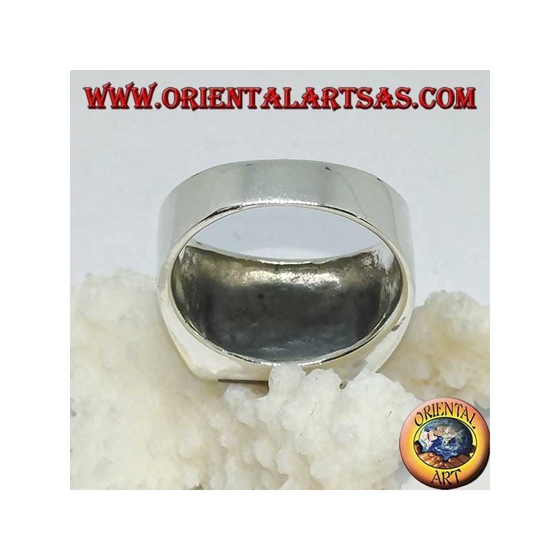 Bague en argent avec onyx carré et bas-relief impérial sur les côtés